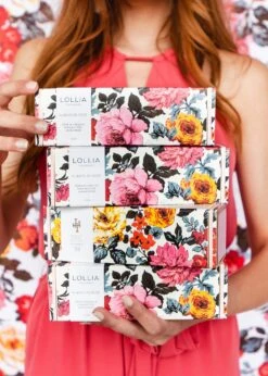 Lollia - Handcreme - Always In Rose -Flower Gift Shop Lollia always in rose handcreme model 1498x2097 359bd933 6c2f 4d68 841c a3f028e17519